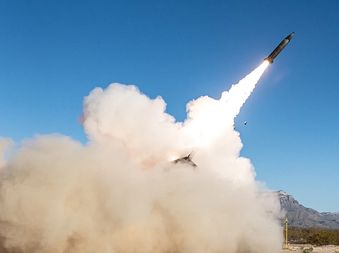 A U.S. Army M270A2 launcher executes a production qualification test firing of the Precision Strike Missile (PrSM) at White Sands Missile Range, New Mexico. (Photo: Darrell Ames / U.S. Army / DVIDS)